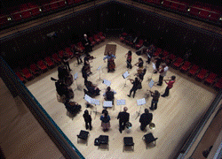 輪になった演奏者