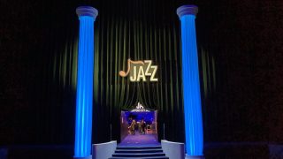 シアタージャズライブの入口・ホール客席部分をホワイエの様に使うのは珍しい