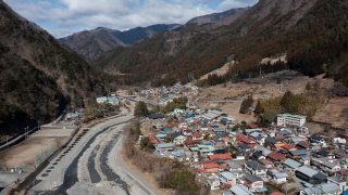丹波山村役場（中央右の大屋根が役場）©️吉田誠