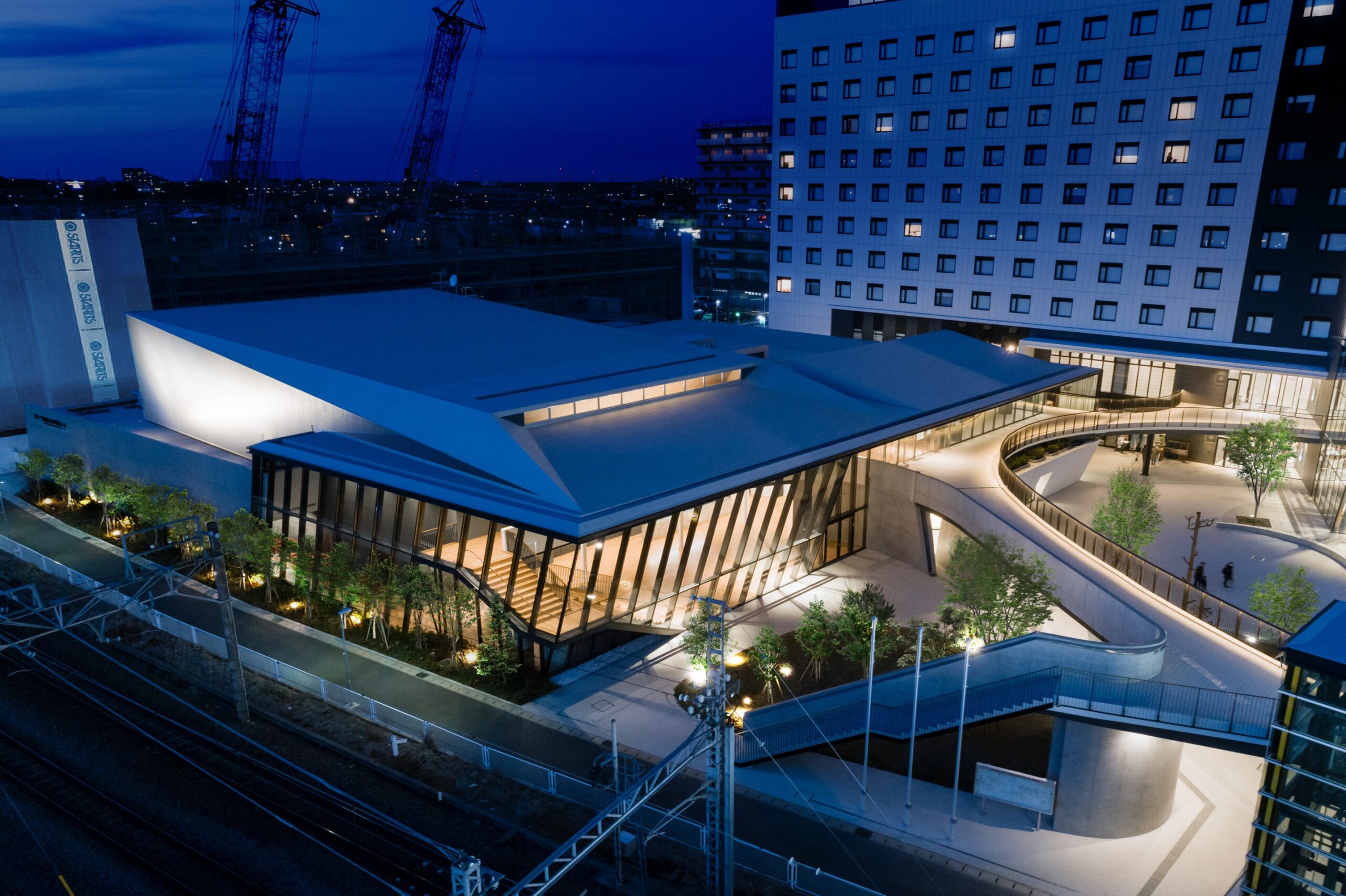 スターツおおたかの森ホール 夜景 ©藤本史昭