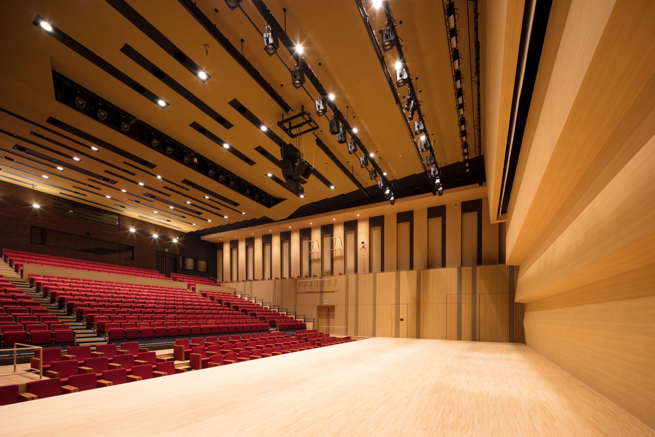 スターツおおたかの森ホール 内観 ©藤本史昭